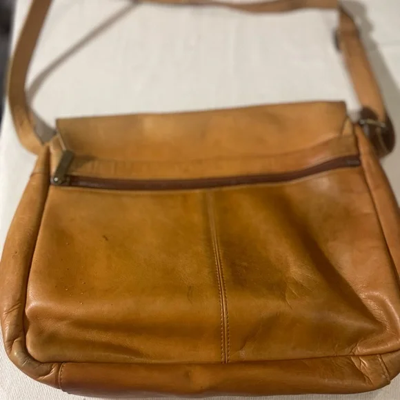 Classic Tan Leather Crossbody Messenger Bag - Picture 5 of 9